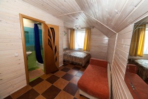 Есть комната для  молодоженов оформленная  в романтическом  стиле, в комнате  свой  санузел, душ.